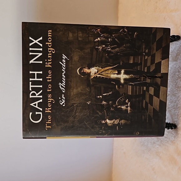 Garth Nix The Keys to the Kingdom Book 4. Sir Thursday Home Accent Cofffe table - Picture 3 of 15